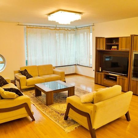 City Center Grand Apartment - Three-Bedroom, Free Parking Sarajevo Buitenkant foto