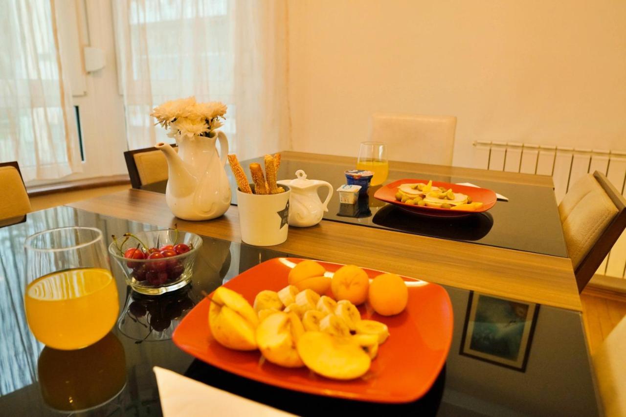 City Center Grand Apartment - Three-Bedroom, Free Parking Sarajevo Buitenkant foto