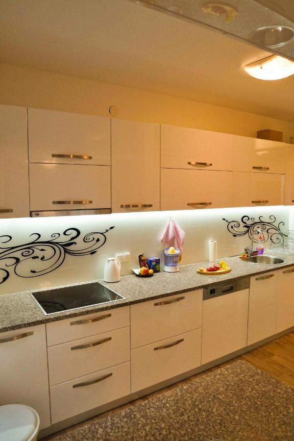 City Center Grand Apartment - Three-Bedroom, Free Parking Sarajevo Buitenkant foto