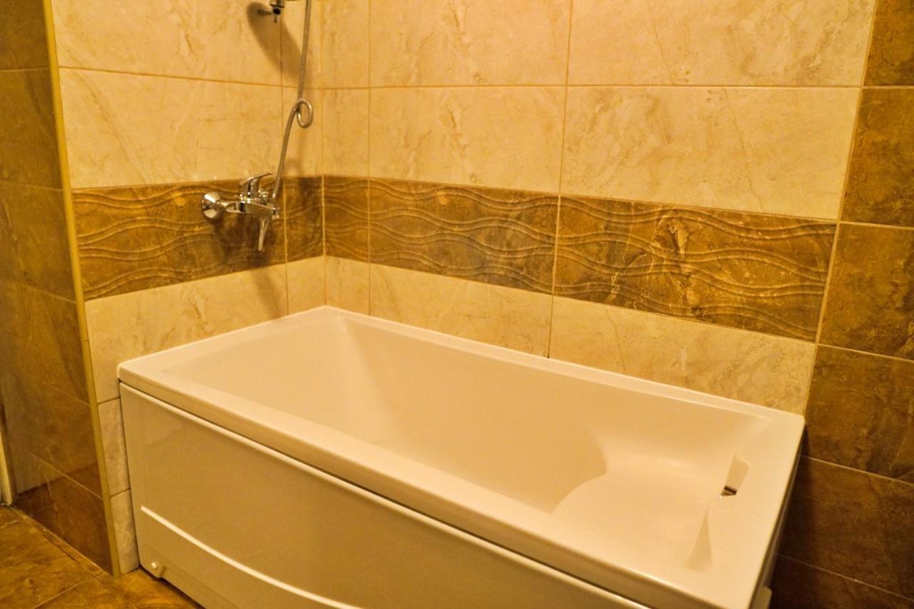 City Center Grand Apartment - Three-Bedroom, Free Parking Sarajevo Buitenkant foto