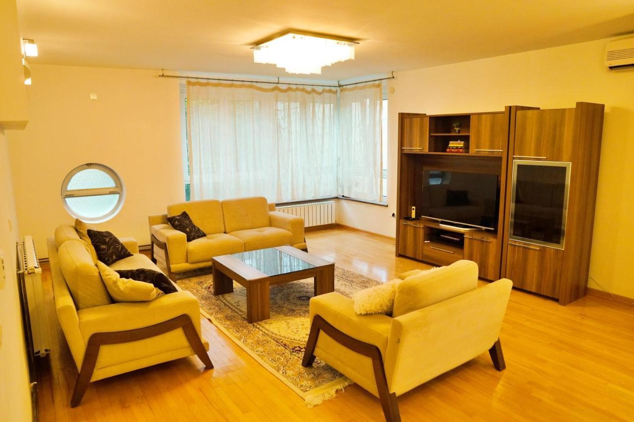 City Center Grand Apartment - Three-Bedroom, Free Parking Sarajevo Buitenkant foto