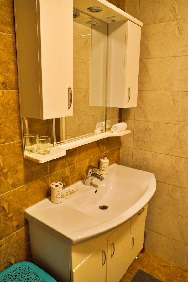 City Center Grand Apartment - Three-Bedroom, Free Parking Sarajevo Buitenkant foto