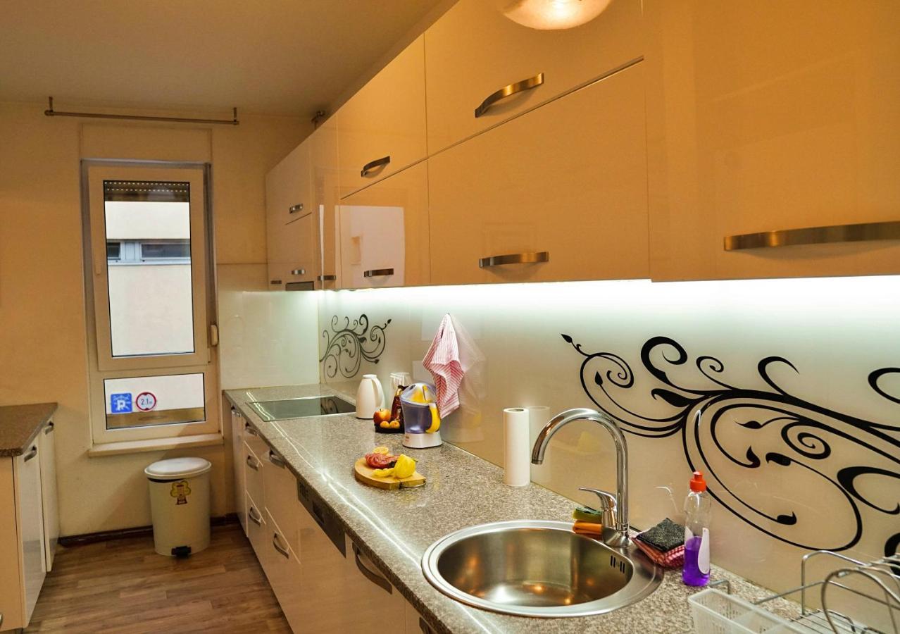 City Center Grand Apartment - Three-Bedroom, Free Parking Sarajevo Buitenkant foto